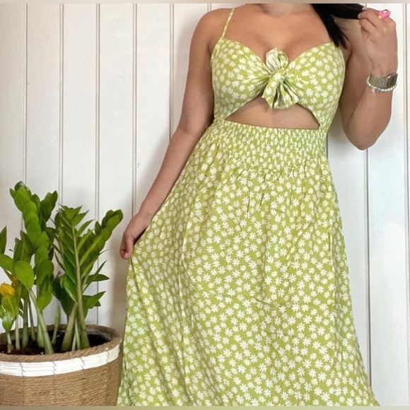 NWT Hesperus Cut Out Smocked Tie Front Daisy Maxi Dress |Size L - Picture 1 of 10